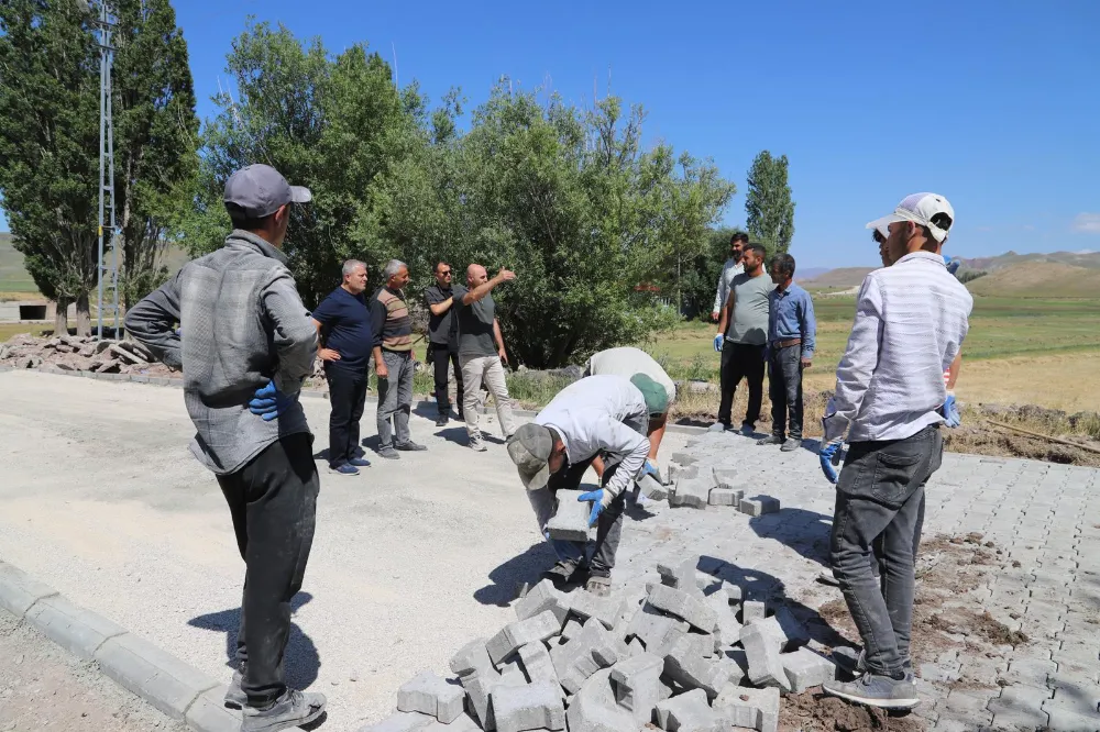 Doğubayazıt Bulakbaşı köyü köy içi yollarına kilit parke taş döşeniyor