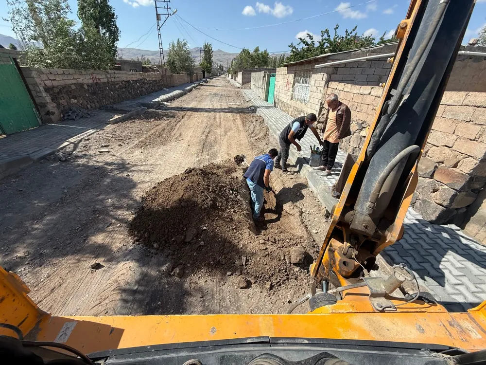 Şehir genelinde yürütülen yol yapım ve onarım çalışmaları devam ediyor