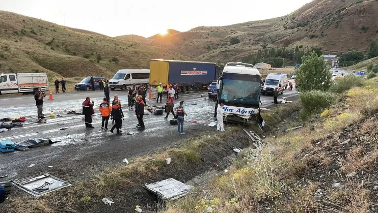 Ağrı Otobüsü Sivas’ta Kaza Yaptı: 4 Ölü, 33 Yaralı