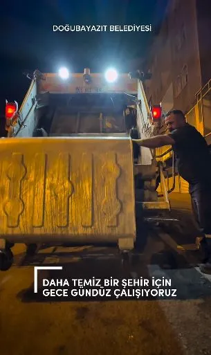 Yerli ve yabancı turistlerin yoğun geldiği Doğubayazıt’ta temizlik çalışmaları aralıksız devam ediyor 