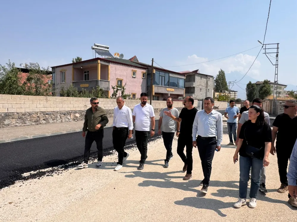 Doğubayazıt Belediyesi kaldırım, sathi kaplama, asfalt serimi ve yol onarım çalışmaları devam ediyor