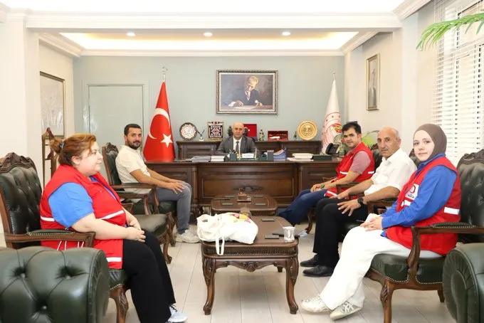 Kaymakam Ekinci, Kızılay Göç Hizmetleri Direktörü Güler ve Kızılay Doğubayazıt Şube Başkanı Şahin