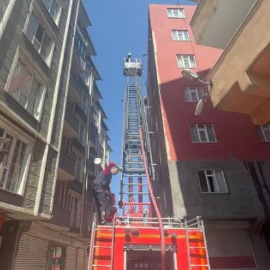 Doğubayazıt’ta 5 katlı binada Çatı Yangını Korkuttu, Ekiplerimiz Anında Müdahale Etti 