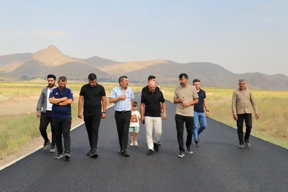Doğubayazıt Dolaklı Köyü sıcak asfalt çalışması devam ediyor