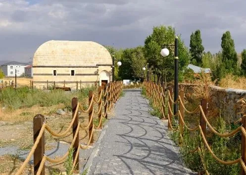Tarihi Hamur ilçesi Kümbeti’nin restorasyon çalışmasını tamamlandı