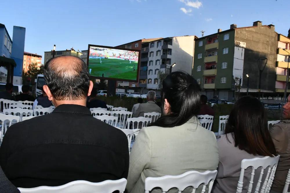 Belediye Parkına kurulan dev ekranla sinema keyfi