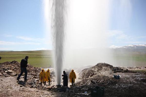 Diyadinde Sera İçin Açılan Kuyudan 30 Metre Termal Su Fışkırdı