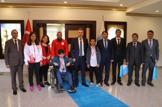 Vali Elban başarılı sporcuları ödüllendirdi
